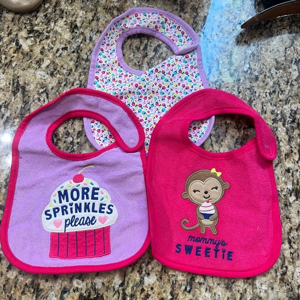 ❤️2/$15❤️5/$25❤️ CARTER’S | 3 pack terry bibs “mommy’s sweetie” monkey/cupcake